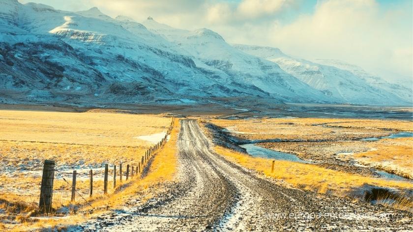 Leicht verschneite Piste in Island