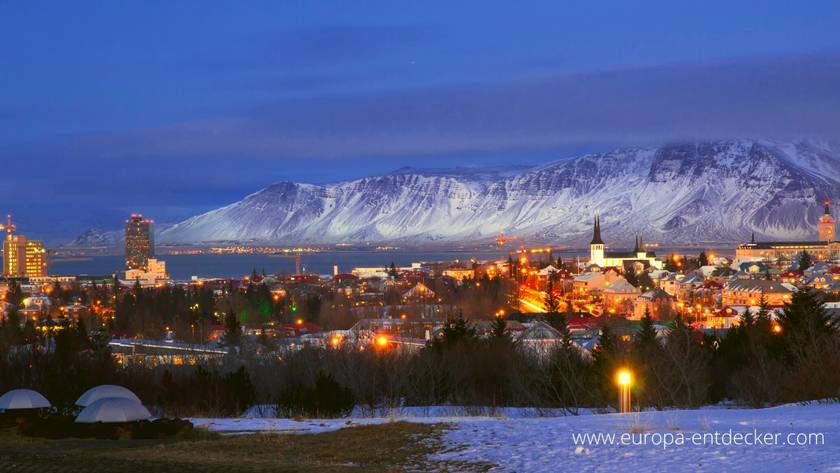 Blick auf Islands Hauptstadt zur Winterzeit