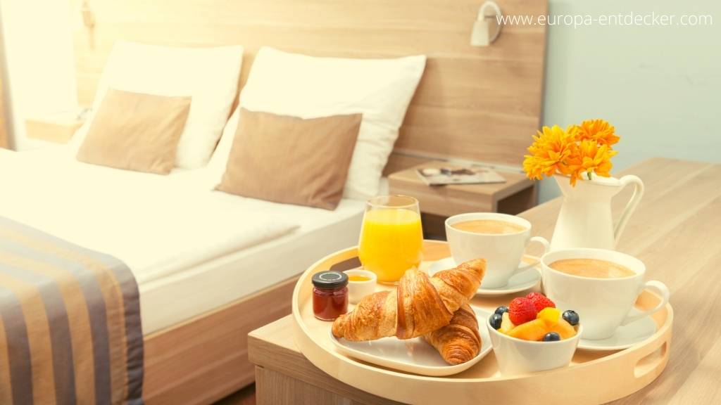 Frühstück mit Croissants im Hotel