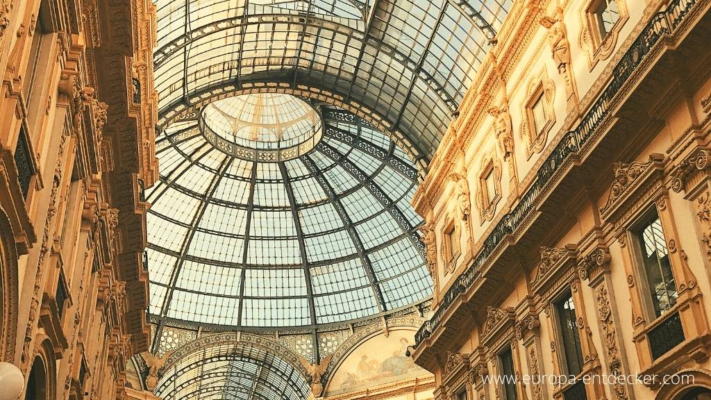 Glaskuppeldach des Einkaufszentrums in Mailand
