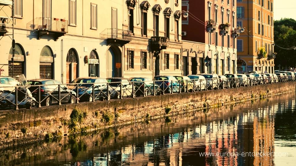 Häuser, Autos & Wasser am Navigli Kanal