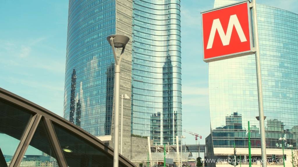 Modernes Mailand mit Ubahn-Zeichen