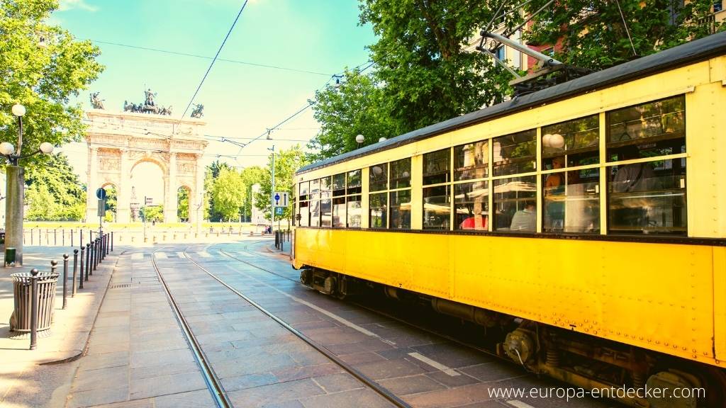 Triumphbogen und Straßenbahn in Mailand