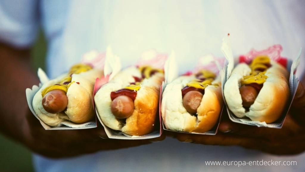 Hot Dog essen in Reykjavik