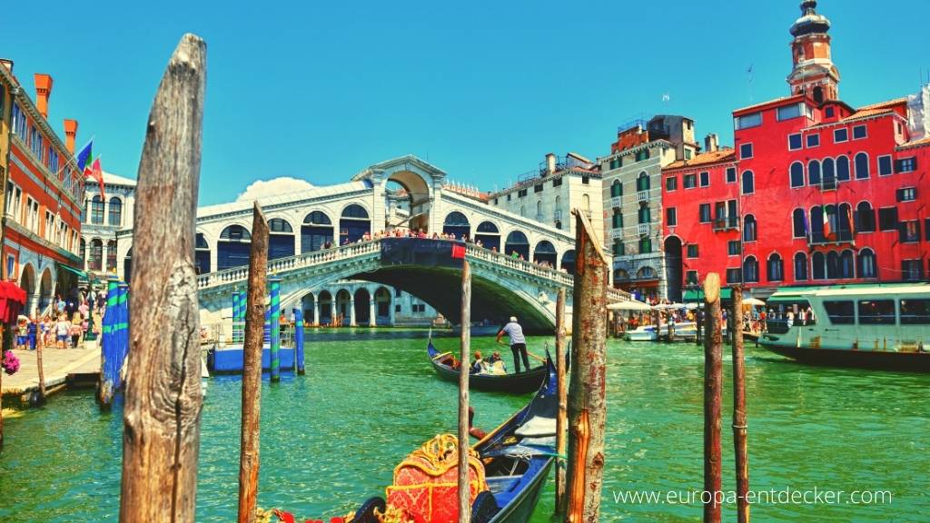 Viele 5 Sterne Hotels in Venedig liegen zentral nahe der Rialtobrücke.