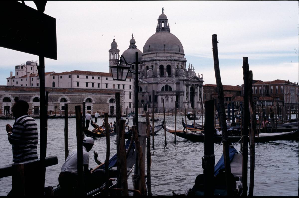 Reges Treiben und viele Gondeln in Venedig unterwegs