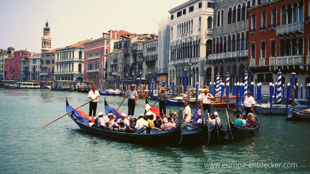 Viel los auf den Kanälen in Venedig