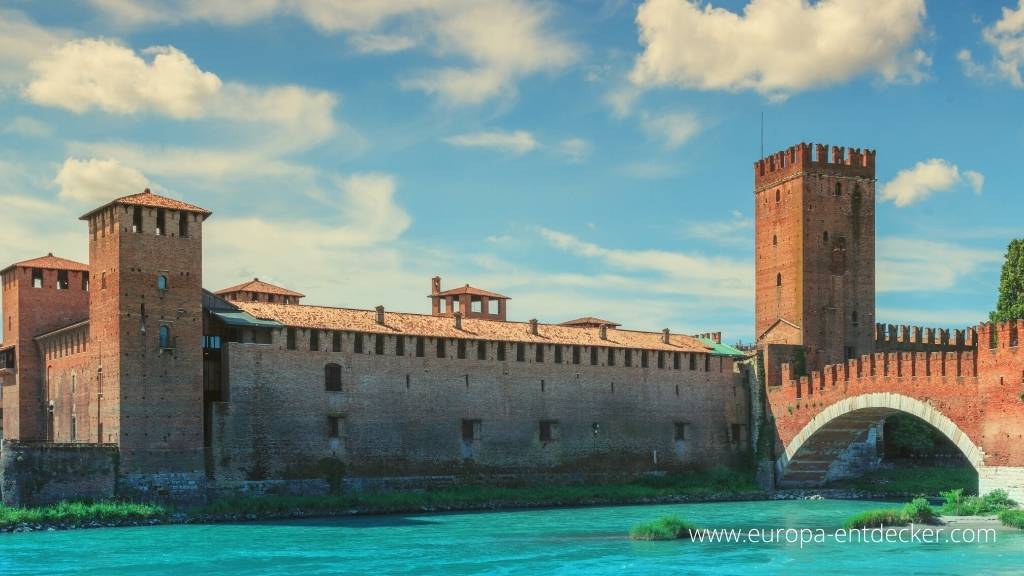 Idyllisch am Ufer gelegen ist die Burg in Verona