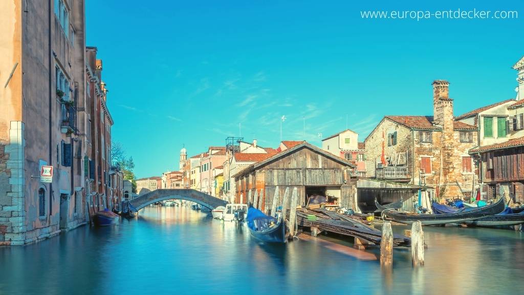 Kanal in Venedig mit Werft für Gondeln