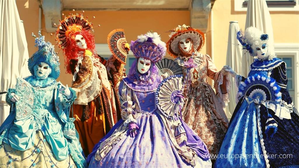 Bunt und kostümierter Karneval in Venedig
