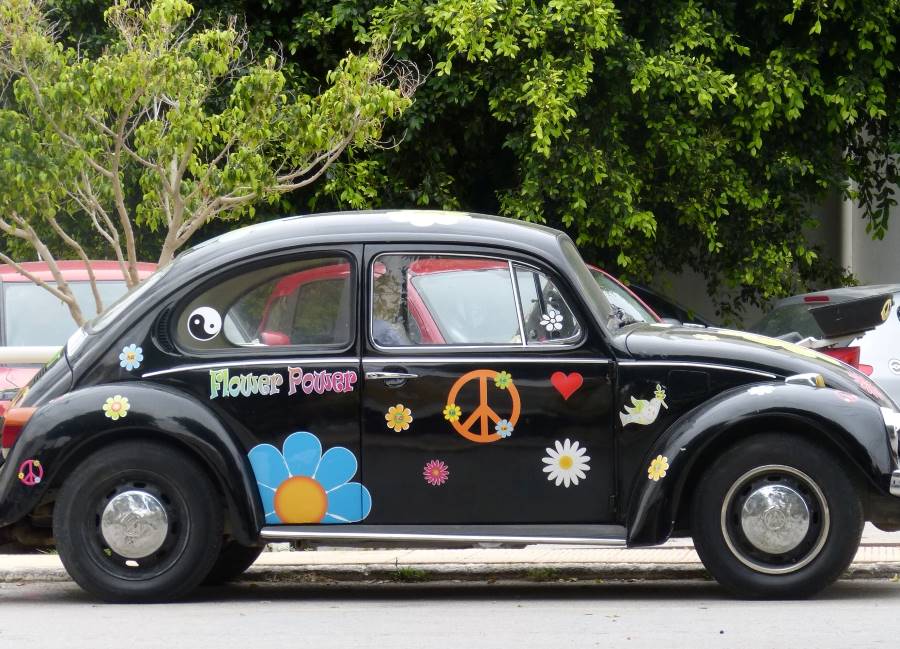 Auto beim Hippie Festival Matala