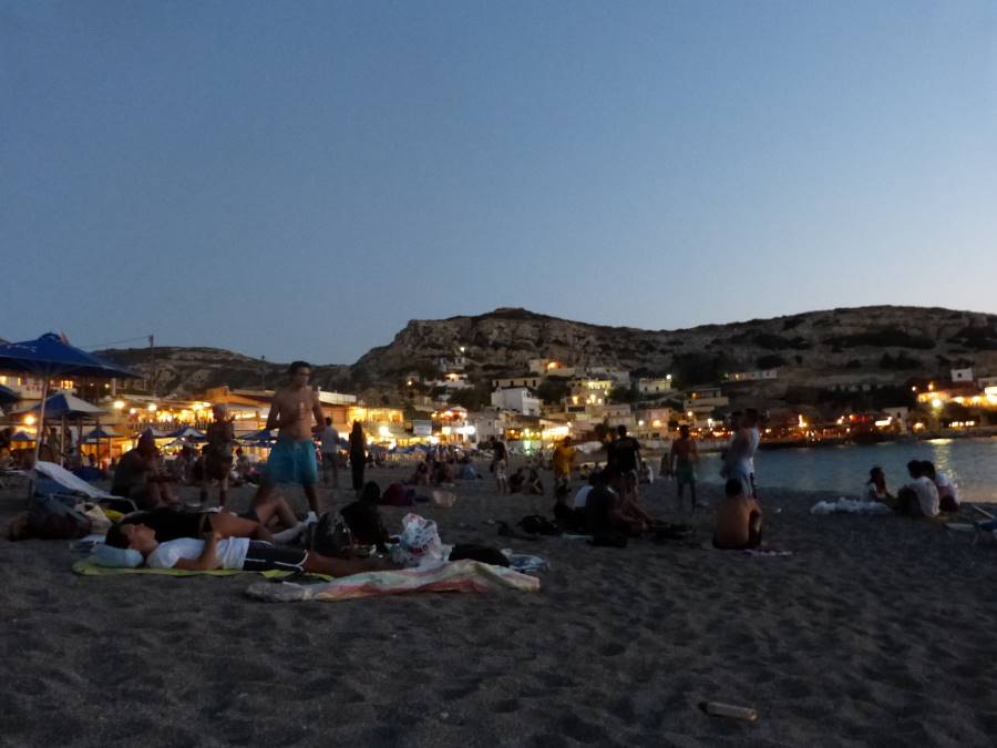 Festivalbesucher am Meer auf Kreta