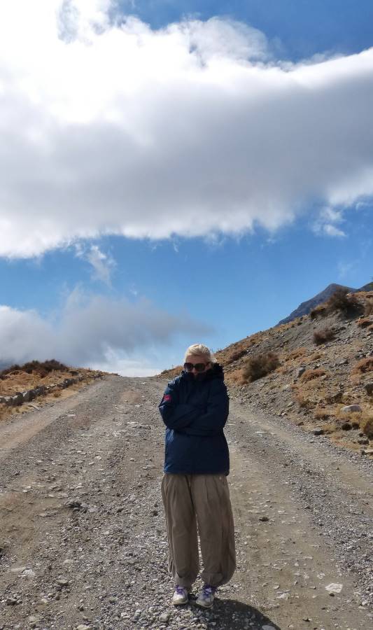 Unsere Autorin beim Wandern auf Kreta im Wind