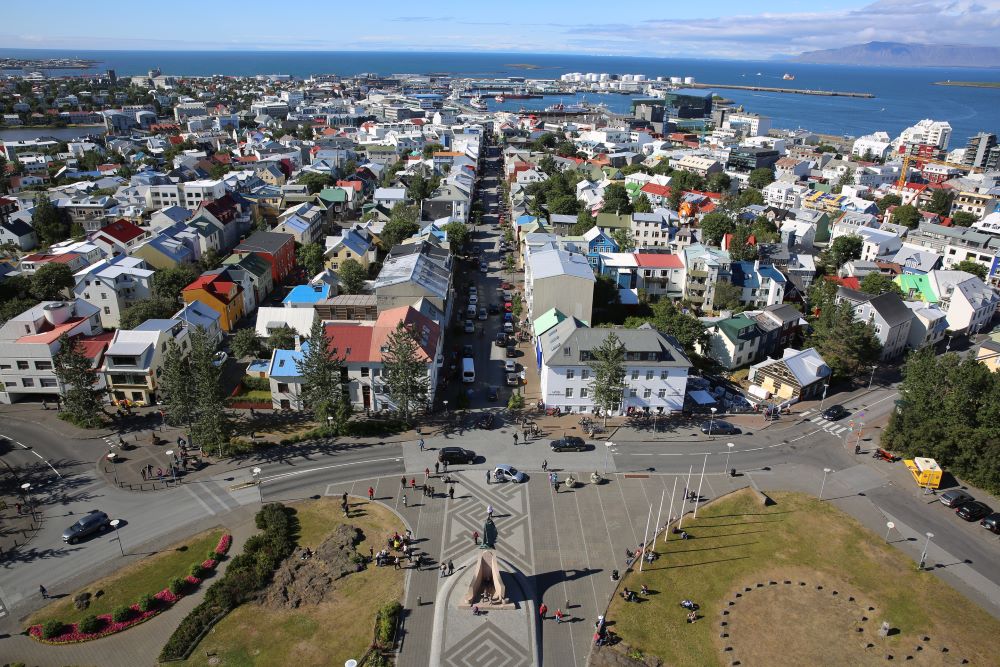 Blick von oben auf Reykjavik in Island