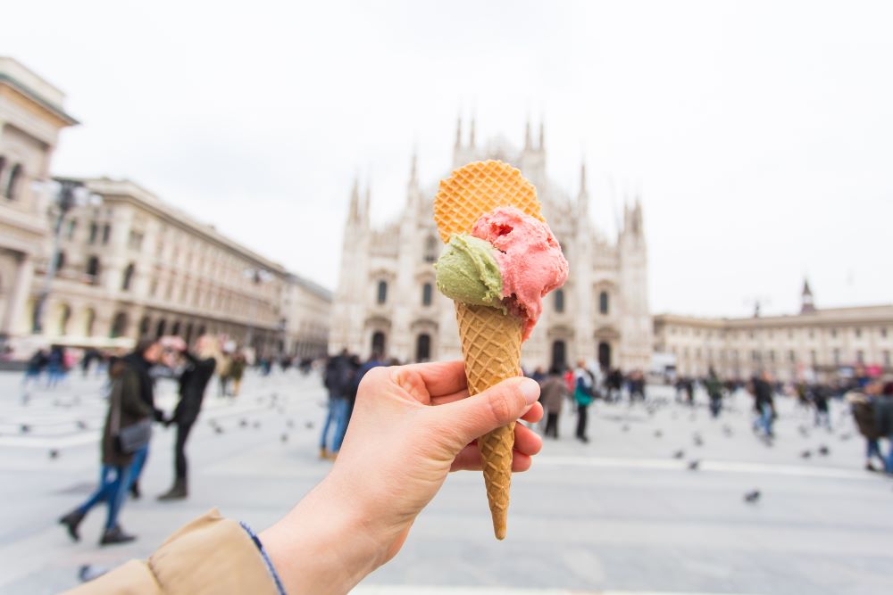 Eis essen vor dem Dom in Mailand