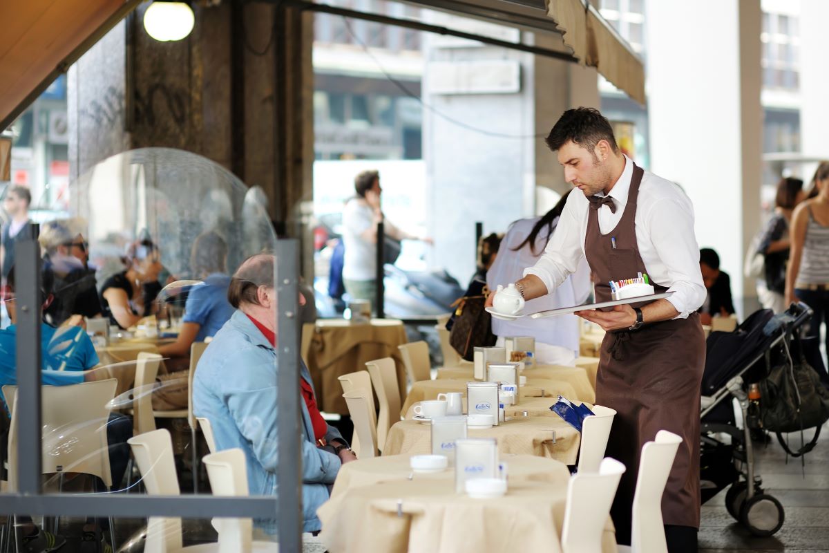 Kellner serviert Kaffee in Mailand