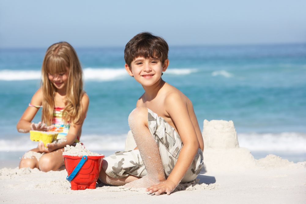 Kinder spielen im Sand auf Föhr