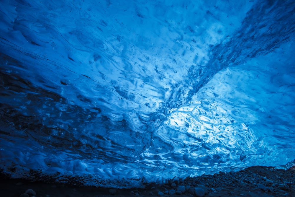 Aus gefrorenem Schnee entstehen unterirdische Gänge und Eistunnel in Island