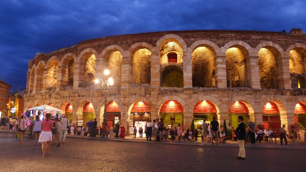 Bei Tickets für die Verona Arena wählt man zwischen Opern Aufführung oder Besichtigung des Kolosseums