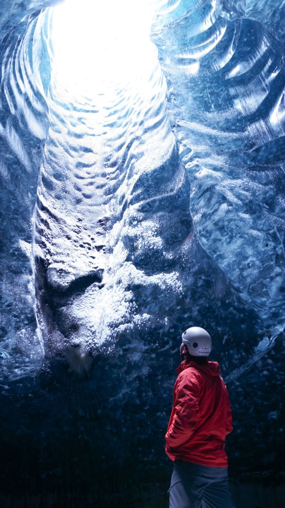 Blick in den Ausgang einer Eishöhle in Island