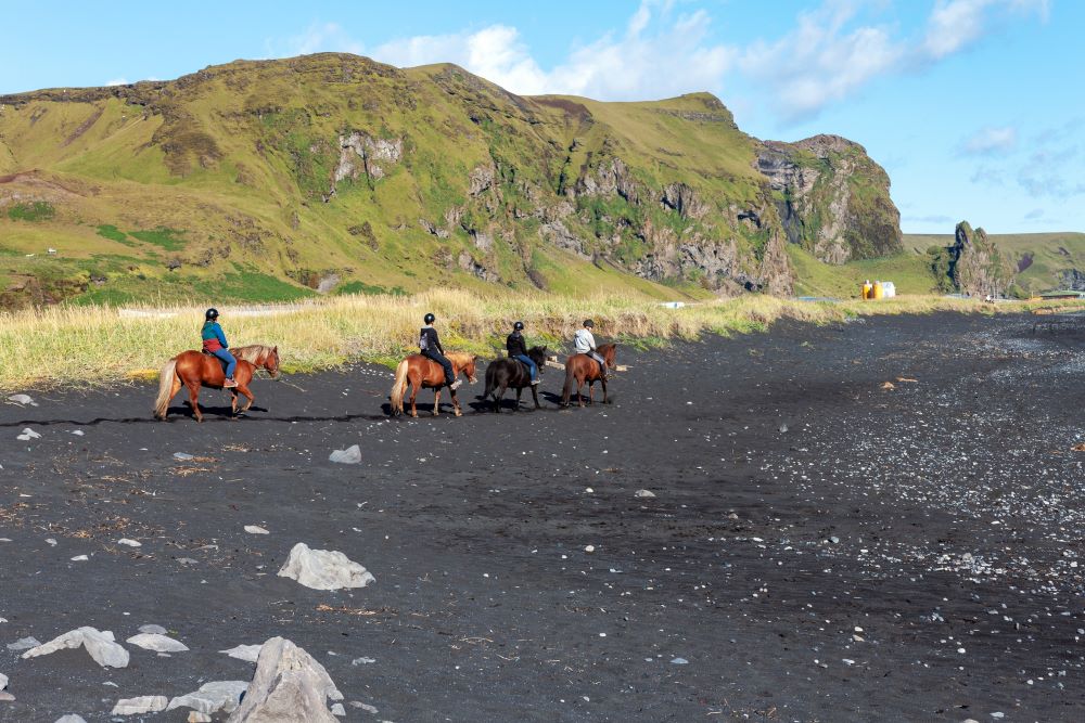Ein Ausritt in der Gruppe durch die wilde Landschaft Islands ist ein Erlebnis