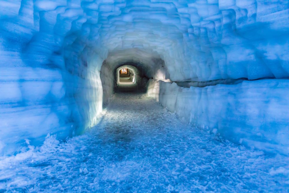 Künstlich gegrabener Eistunnel in Island