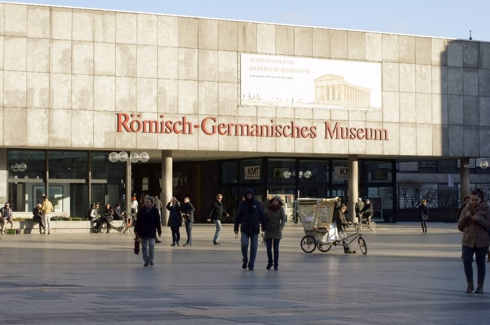 Menschen und Rikscha am Museumsvorplatz in Köln