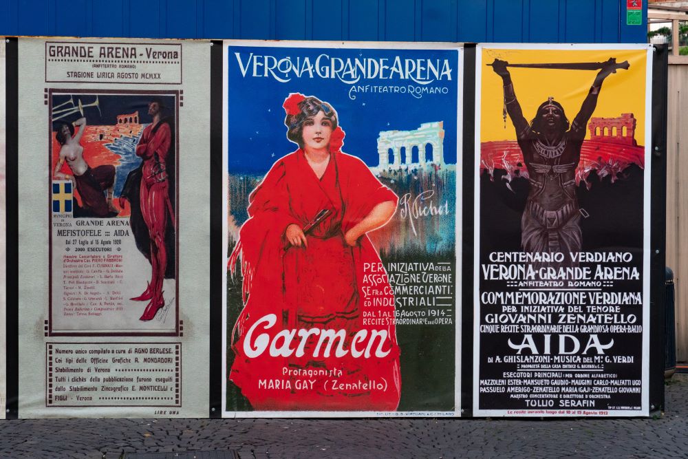 Plakate zum Spielplan der Arena di Verona mit Carmen und Aida Opern
