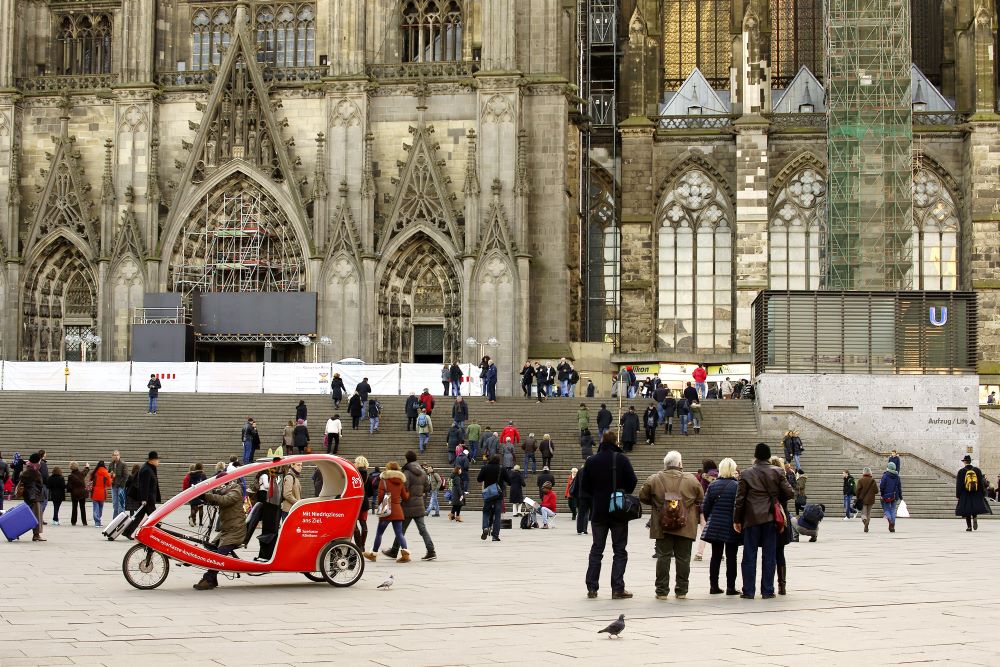 Rikscha mit wartendem Fahrer vor dem Dom in Köln