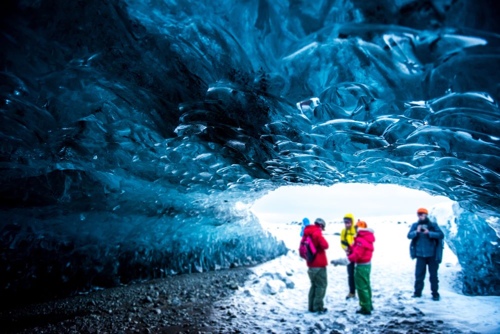 Teilnehmer mit Guide bei einer Eishöhlentour durch die Kristallhöhle in Island