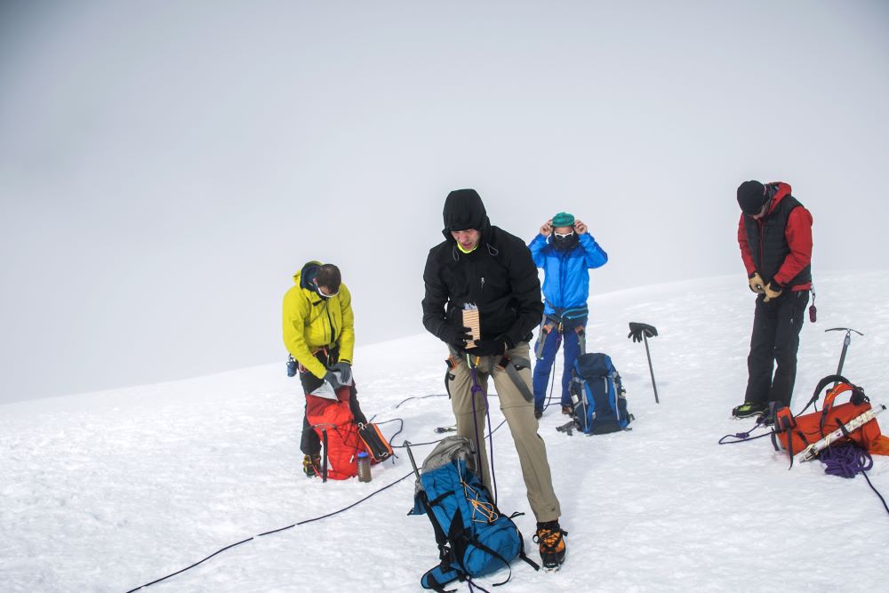 Tourguide mit Teilnehmern bei einer geführten Gletschertour in Island
