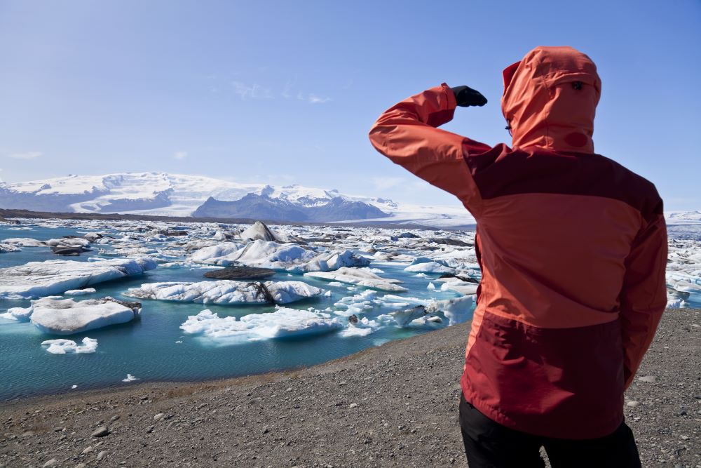 Tourist an der Gletscherlagune Jökulsárlón
