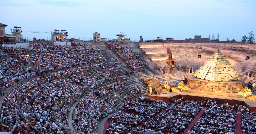 Zum Spielplan der Arena Verona gehören echte Opern Klassiker wie Aida und Carmen