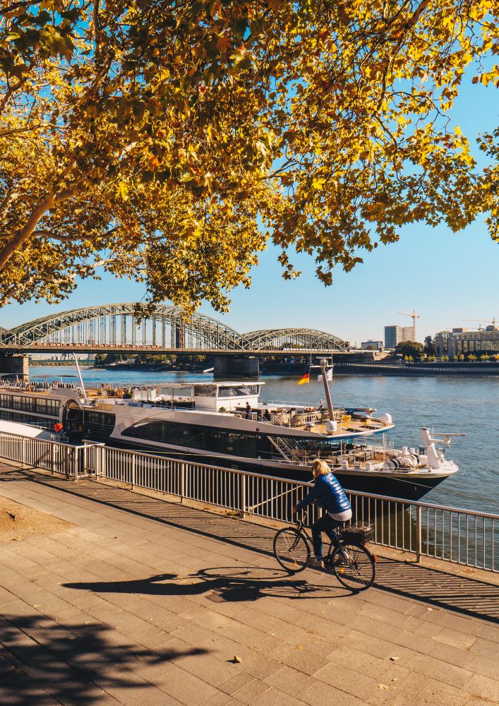 Geführte Fahrradtouren in Köln verlaufen auch am Rheinboulevard entlang