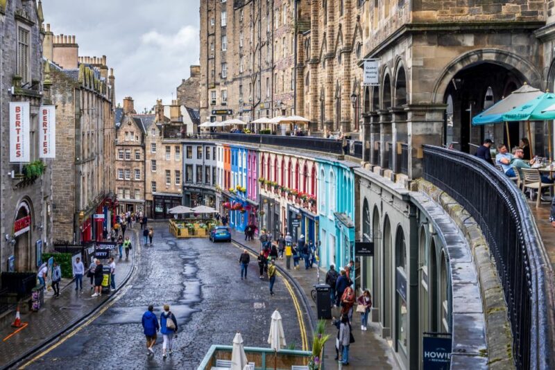 Auch die Victoria Street in Edinburgh gehört zum Kosmos von Harry Potter