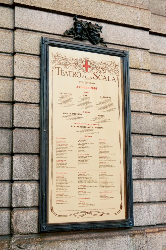 Aushang mit dem Programm der Scala Mailand