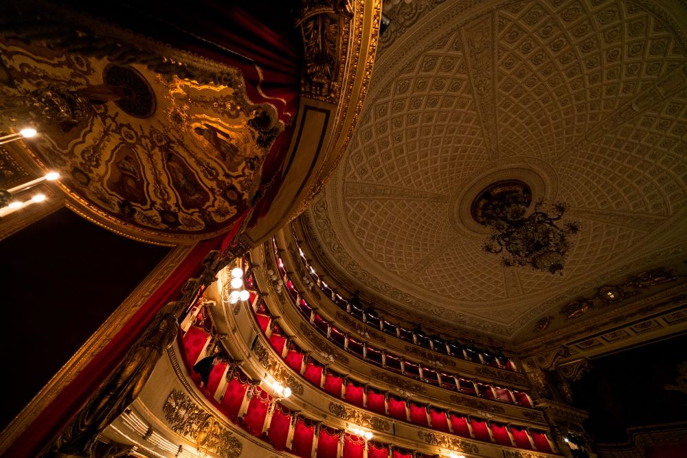 Bei einer Besichtigung kann man den beeindruckenden Saal der Scala sehen