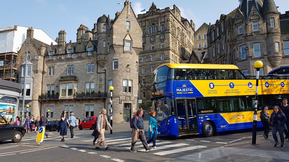 Blau gelbe Buslinie Majestic Tour Edinburgh