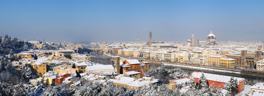 Blick auf Florenz im Winter mit Schnee