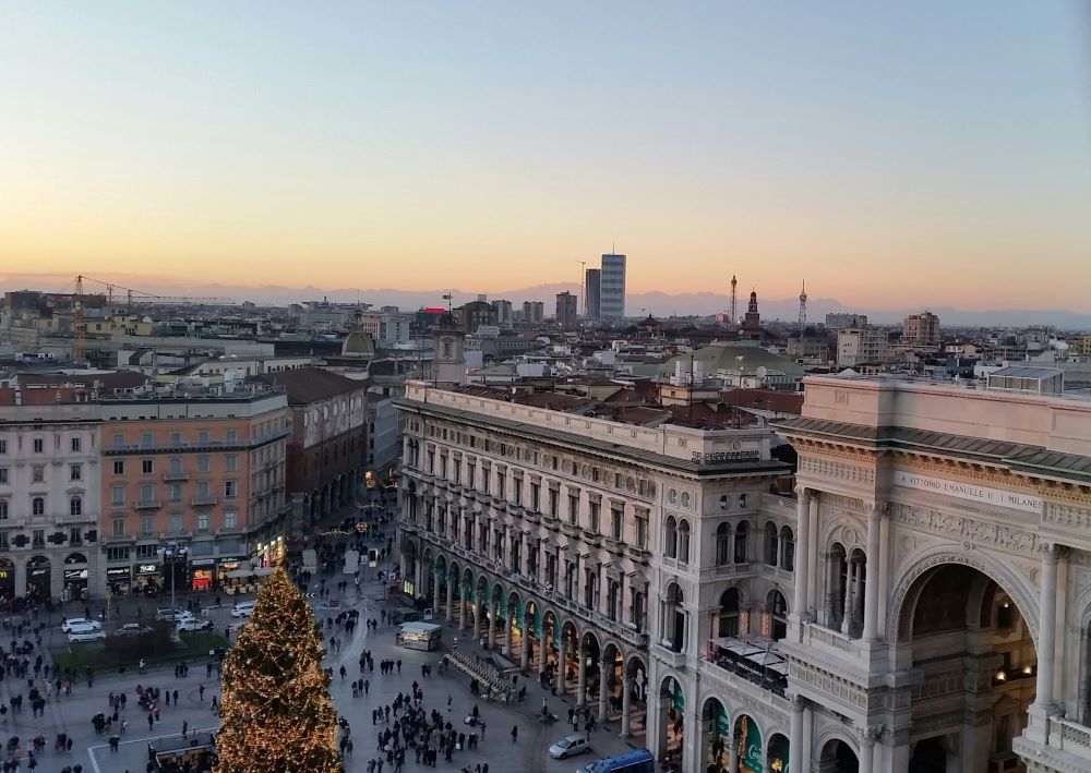 Blick auf Mailand mit Weihnachtsbaum bei Dämmerung