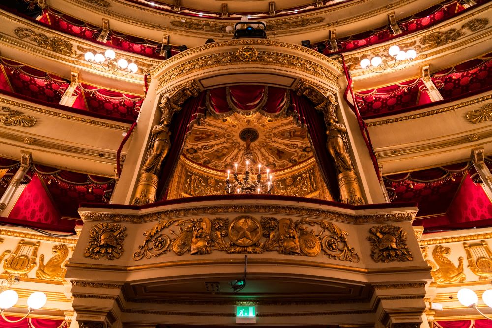 Blick von unten nach oben auf die Ränge im Opernsaal Scala Mailand