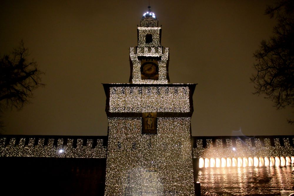 Castello Sforzesco in Mailand mit Weihnachtslichtern beleuchtet