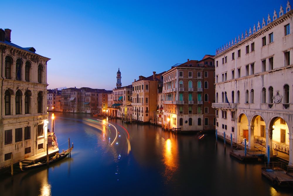 Der Canal Grande bei Nacht in Venedig