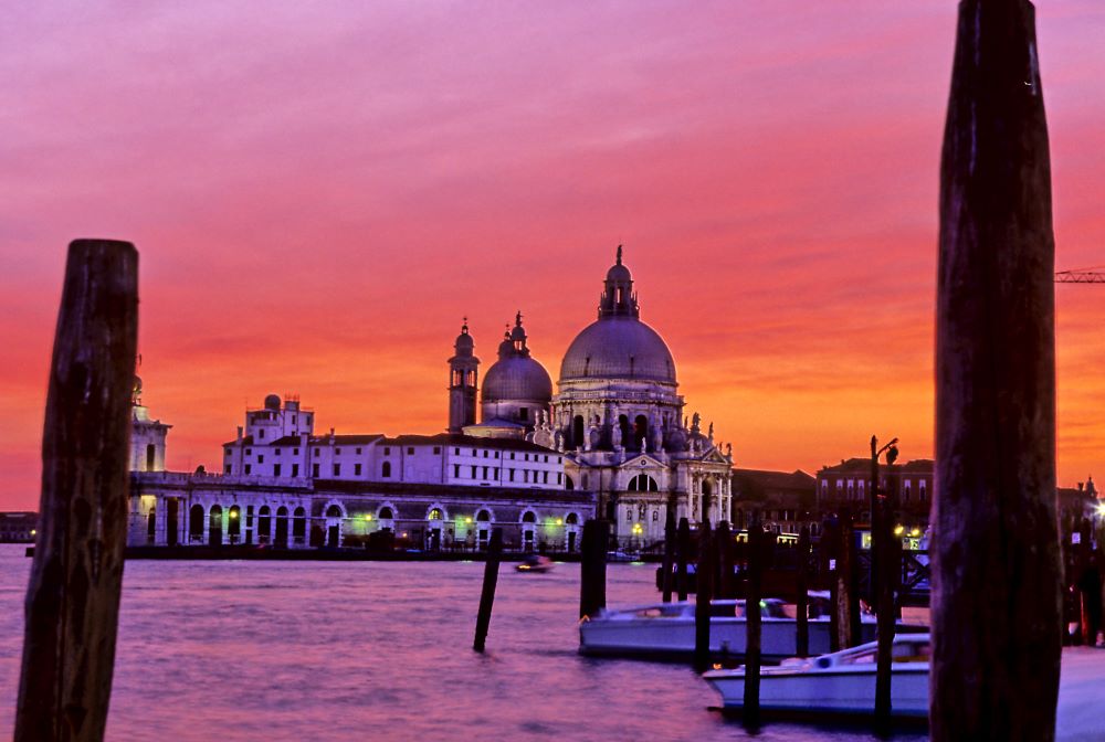 Eine Gondelfahrt in Venedig bei Sonnenuntergang in der Dämmerung ist ein einmaliges Erlebnis