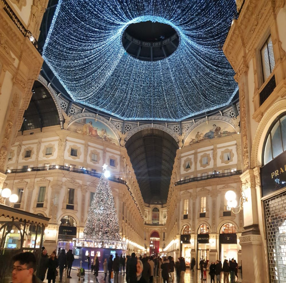 Geschmückte Einkaufsgalerie im Winter in Mailand