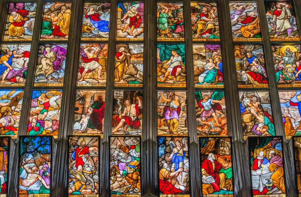 Glasfenster im Mailänder Dom mit Szenen aus der Bibel