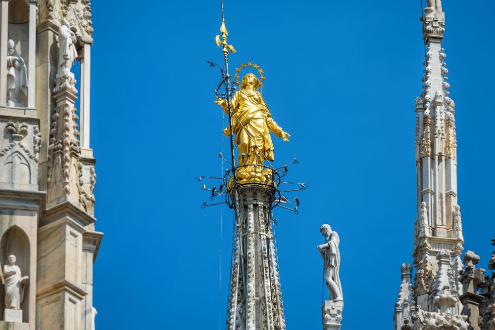 Goldene Madonnina auf der Turmspitze des Doms in Mailand