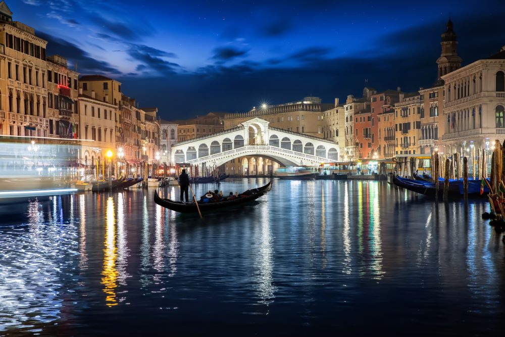 Gondelfahrt in Dunkelheit bei Nacht in Venedig