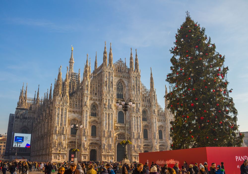 Großer Christbaum vor dem Dom in Mailand