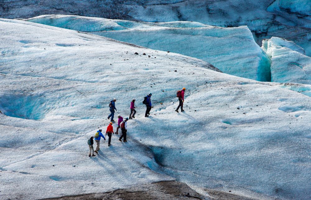 Gruppe mit Führer bei einer Gletscher Tour über den Vatnajökull in Island
